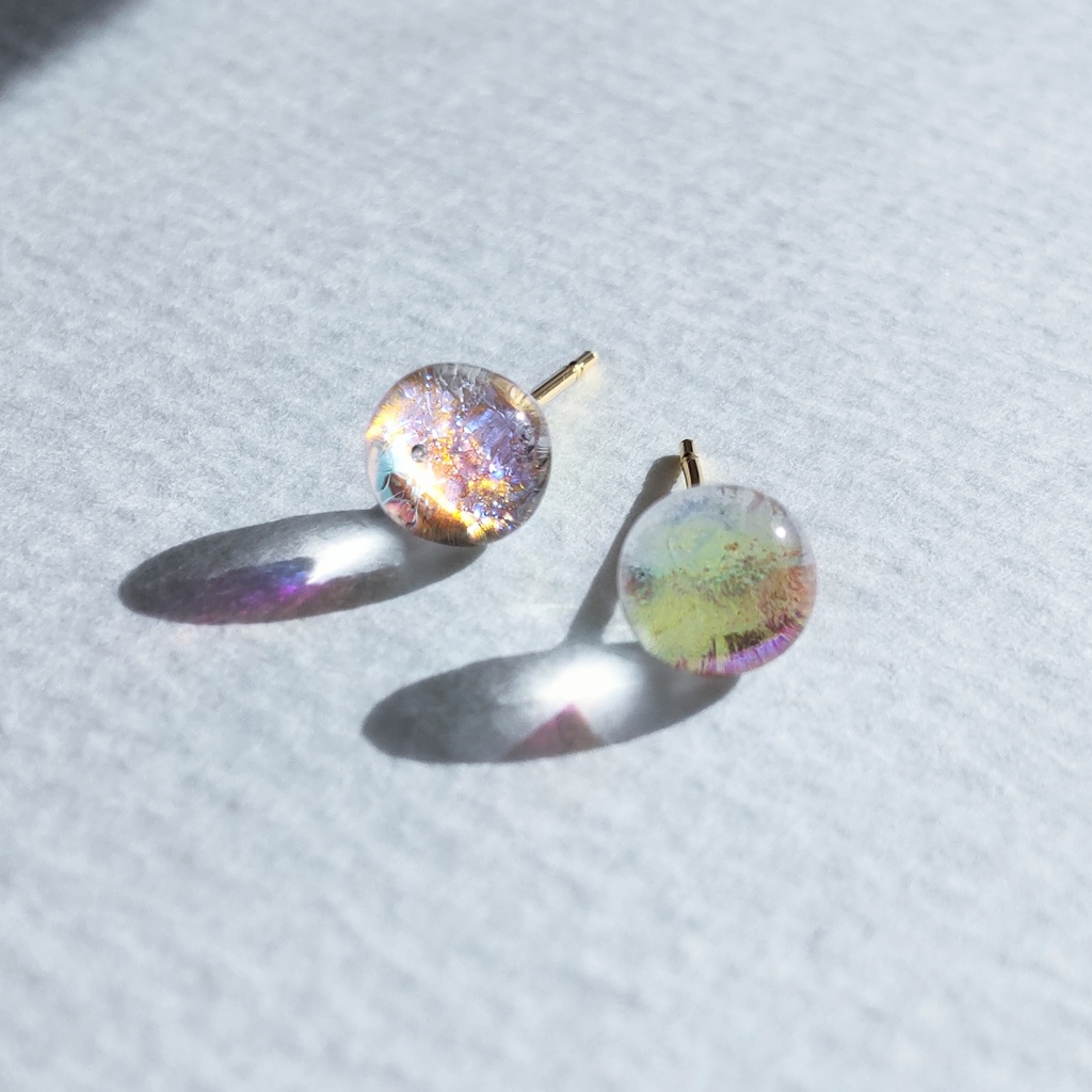 オーロラみたいに光るピアス〈ゴールド〉1ペア