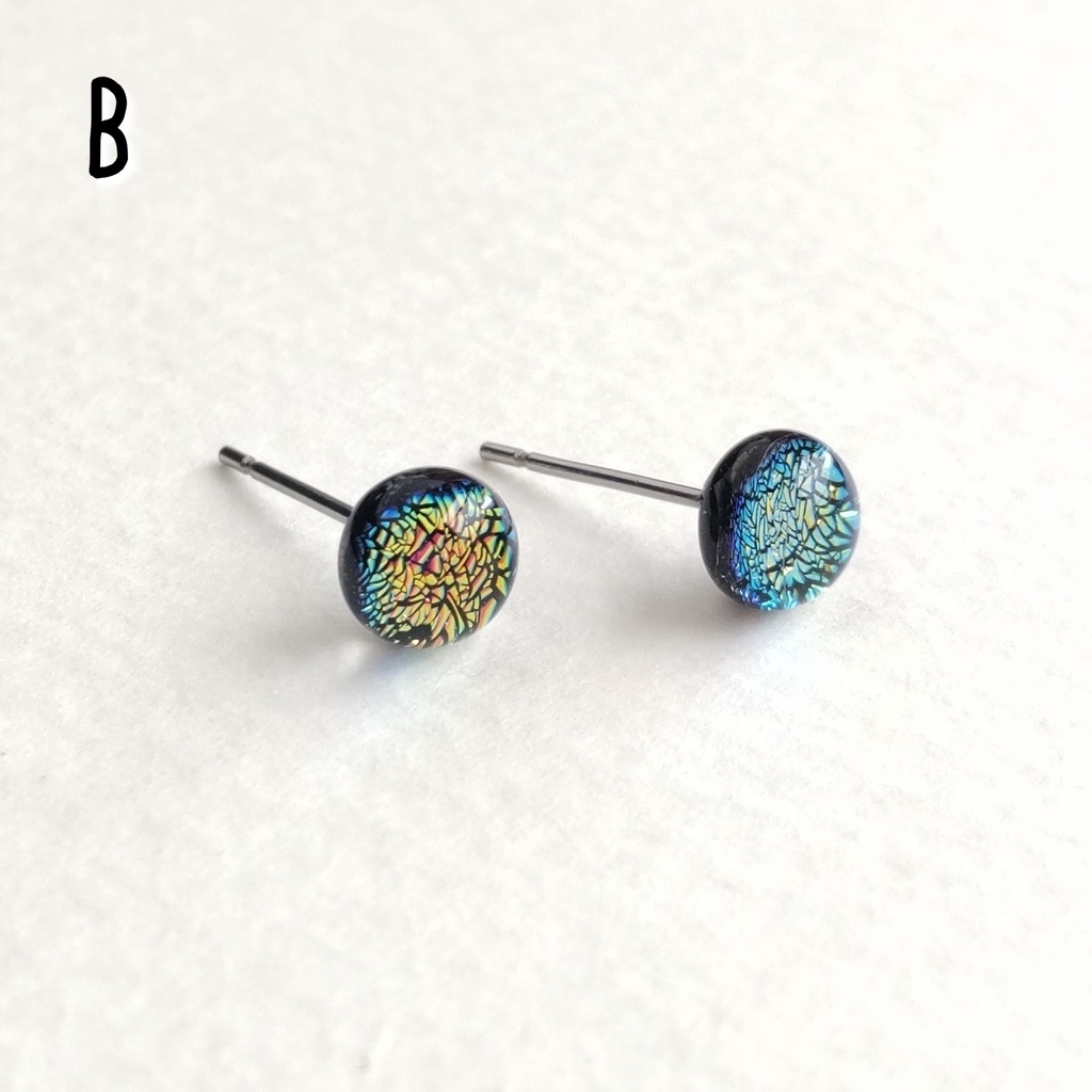 キラキラ光るガラスナギットのミニピアス 1ペア