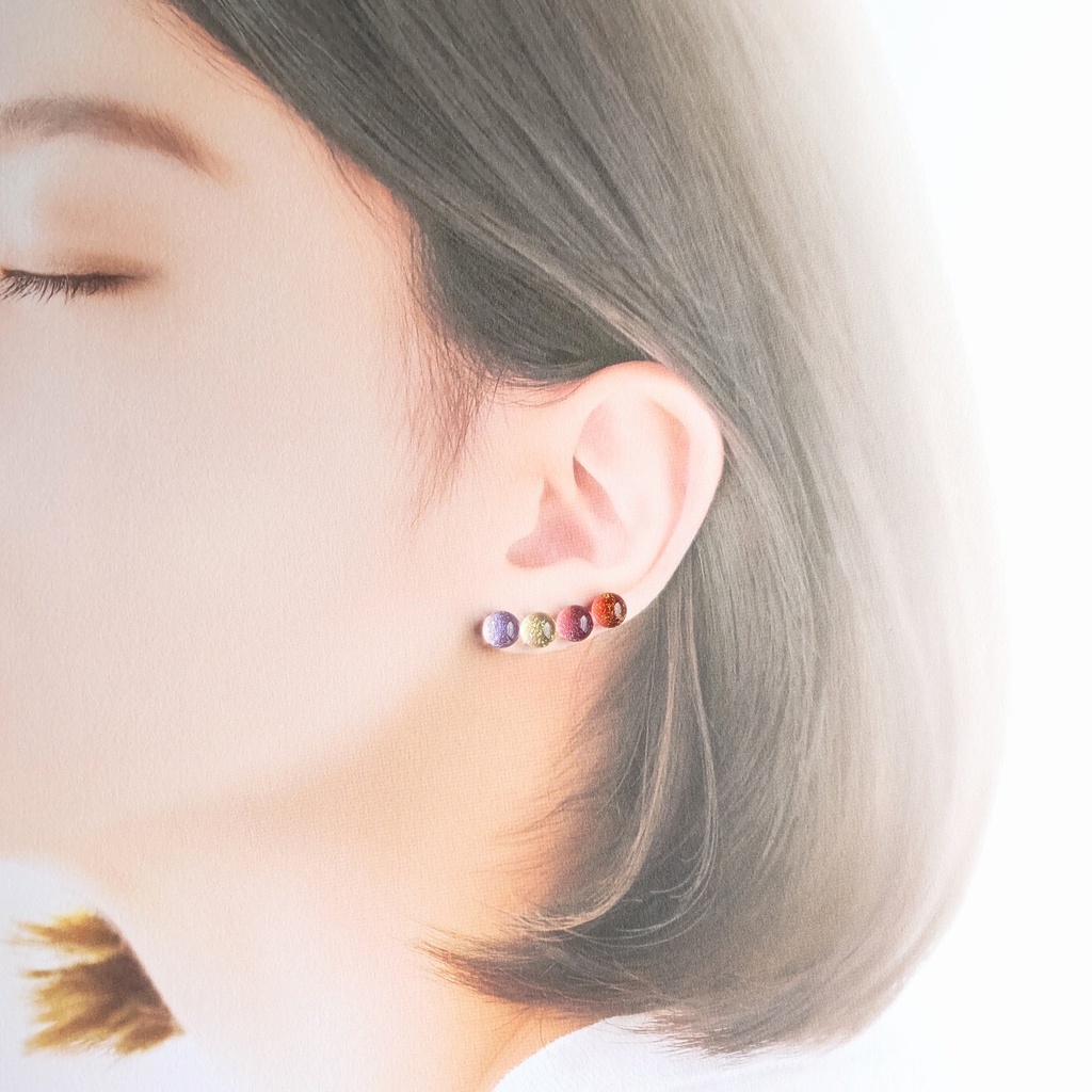 カラーガラスのキラキラピアス 1ペア