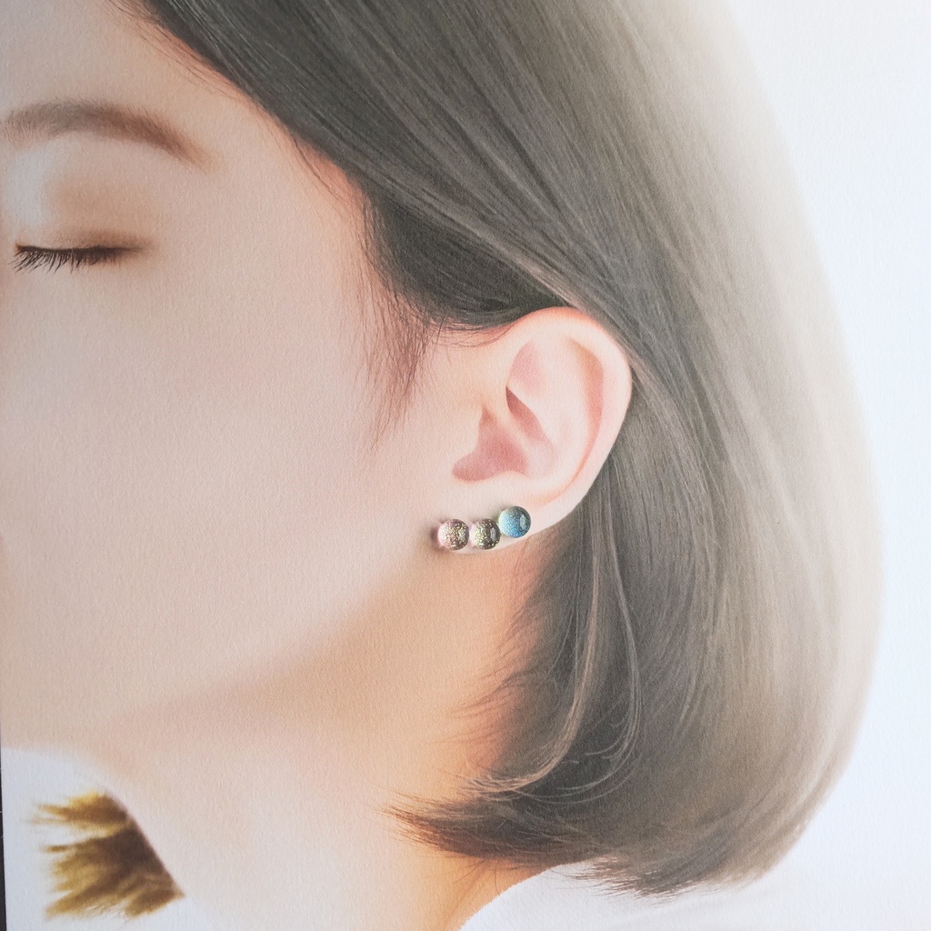 カラーガラスのキラキラピアス 1ペア