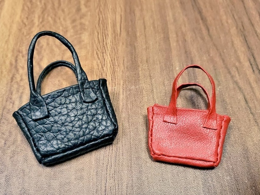 ミニチュア革のトートバッグ