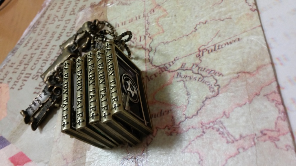 クレアバイブルの写本キーホルダー(フレーム:金古美)