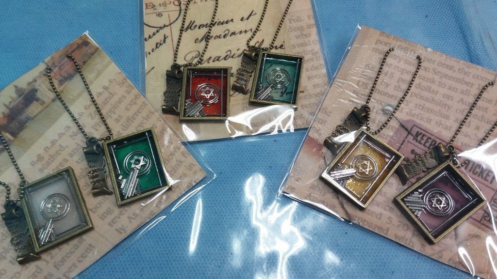 クレアバイブルの写本キーホルダー(フレーム:金古美)