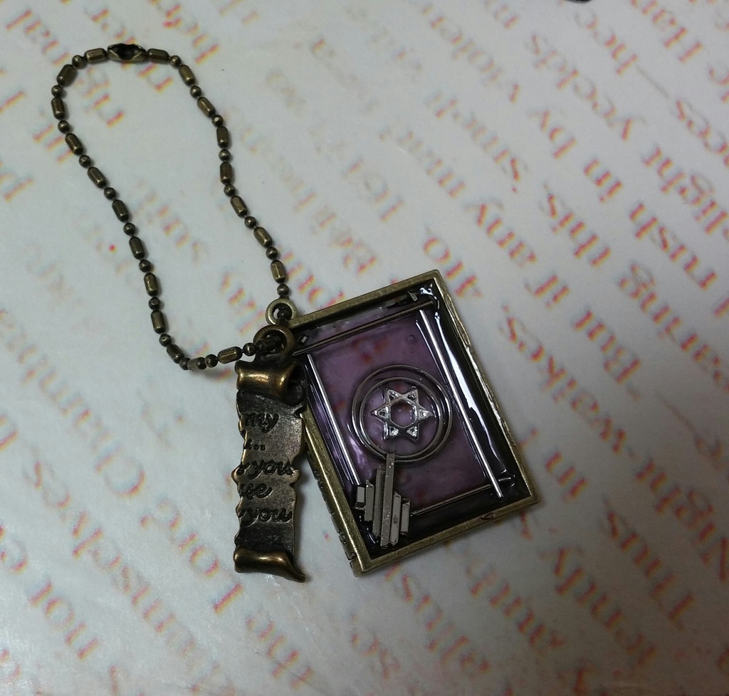 クレアバイブルの写本キーホルダー(フレーム:金古美)