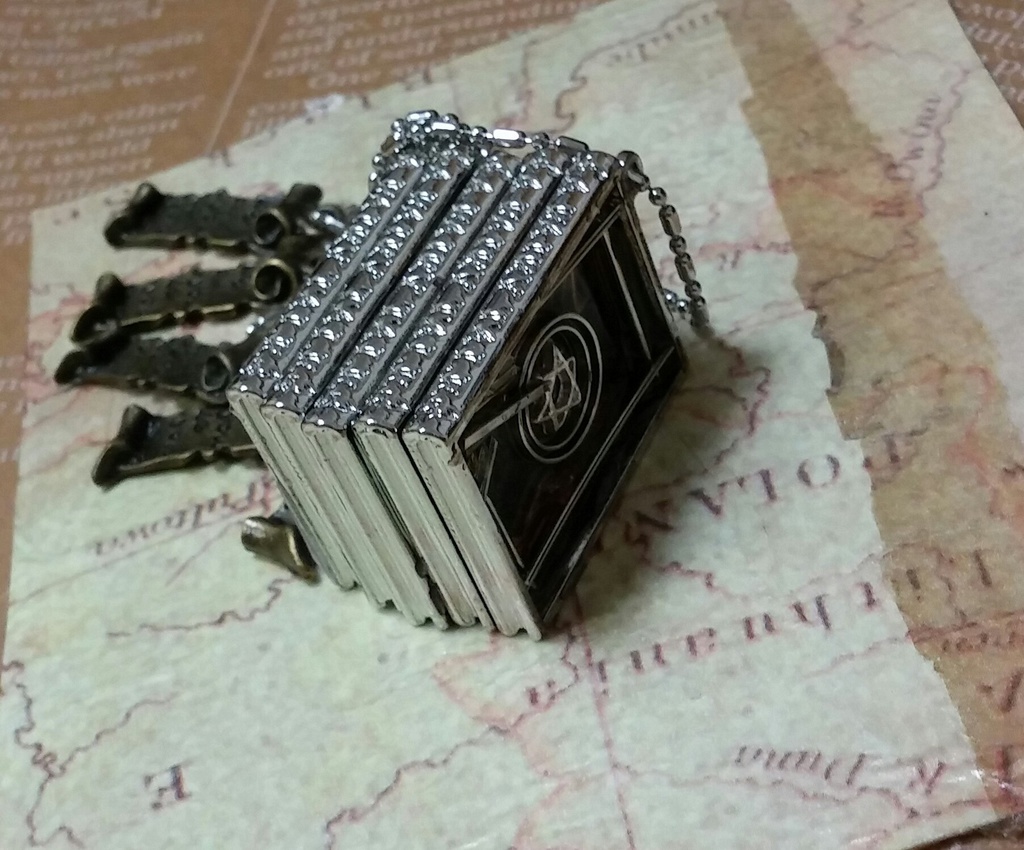 クレアバイブルの写本風キーホルダー(フレーム:シルバー)