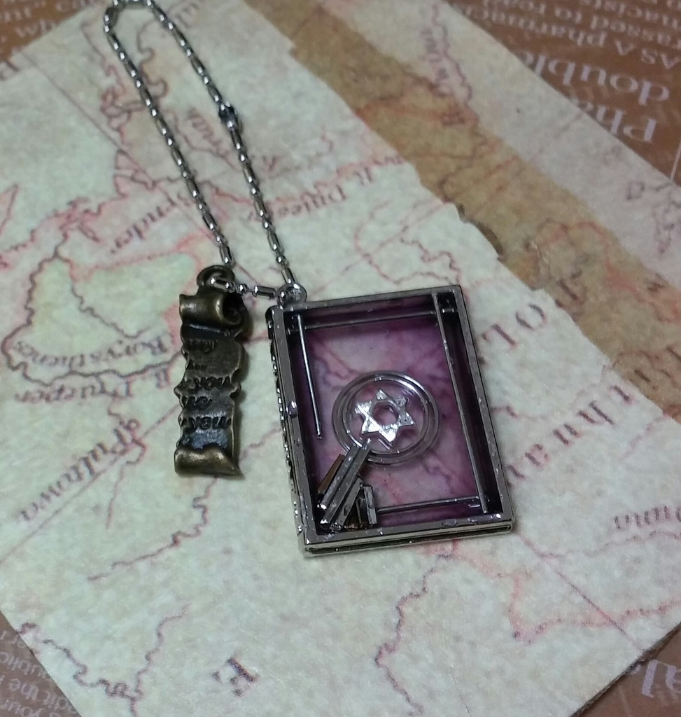 クレアバイブルの写本風キーホルダー(フレーム:シルバー)