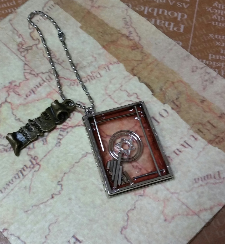 クレアバイブルの写本風キーホルダー(フレーム:シルバー)