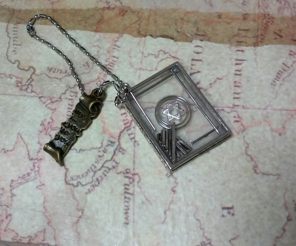 クレアバイブルの写本風キーホルダー(フレーム:シルバー)