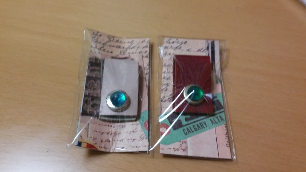 キャラクターモチーフカラーのレザーコードホルダー