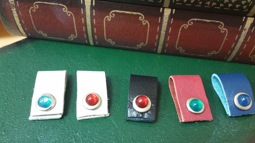 キャラクターモチーフカラーのレザーコードホルダー