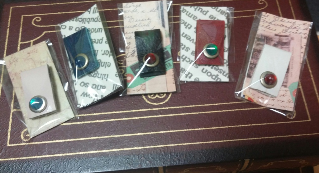 キャラクターモチーフカラーのレザーコードホルダー