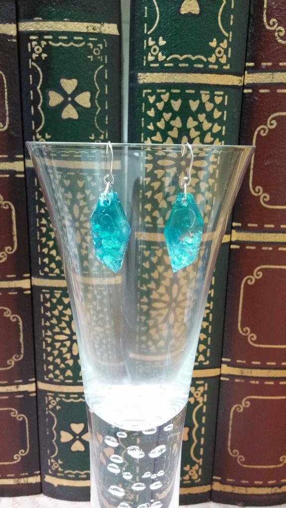 鉱石のピアス