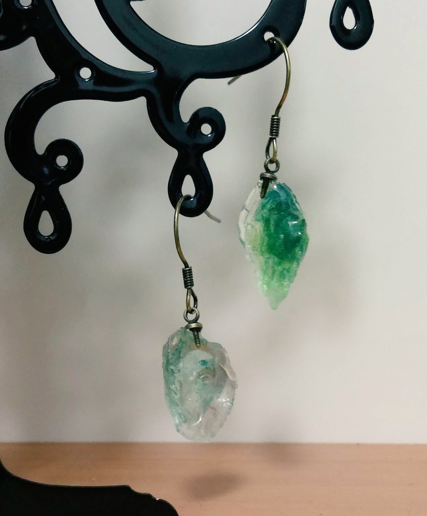 鉱石ピアス