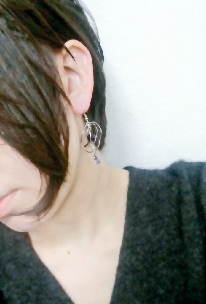 ゆらゆら揺れる惑星の耳飾り