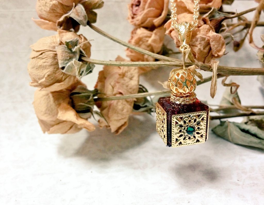 魔法店の小瓶ネックレス