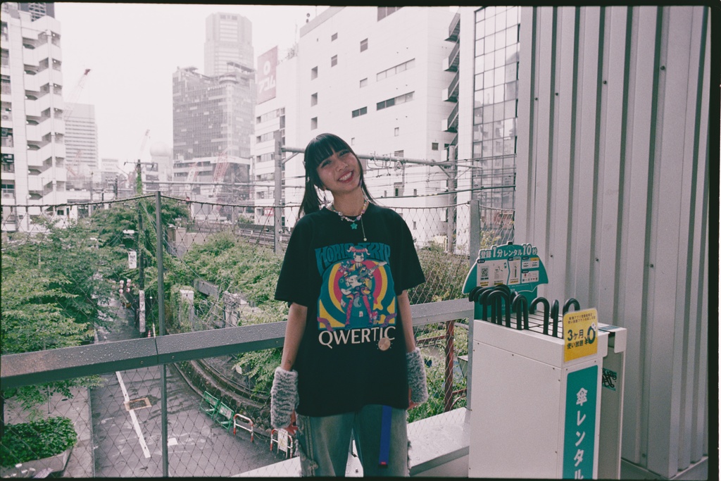 Qwertic Chan T-Shirt: あんころもちこ先生 Black