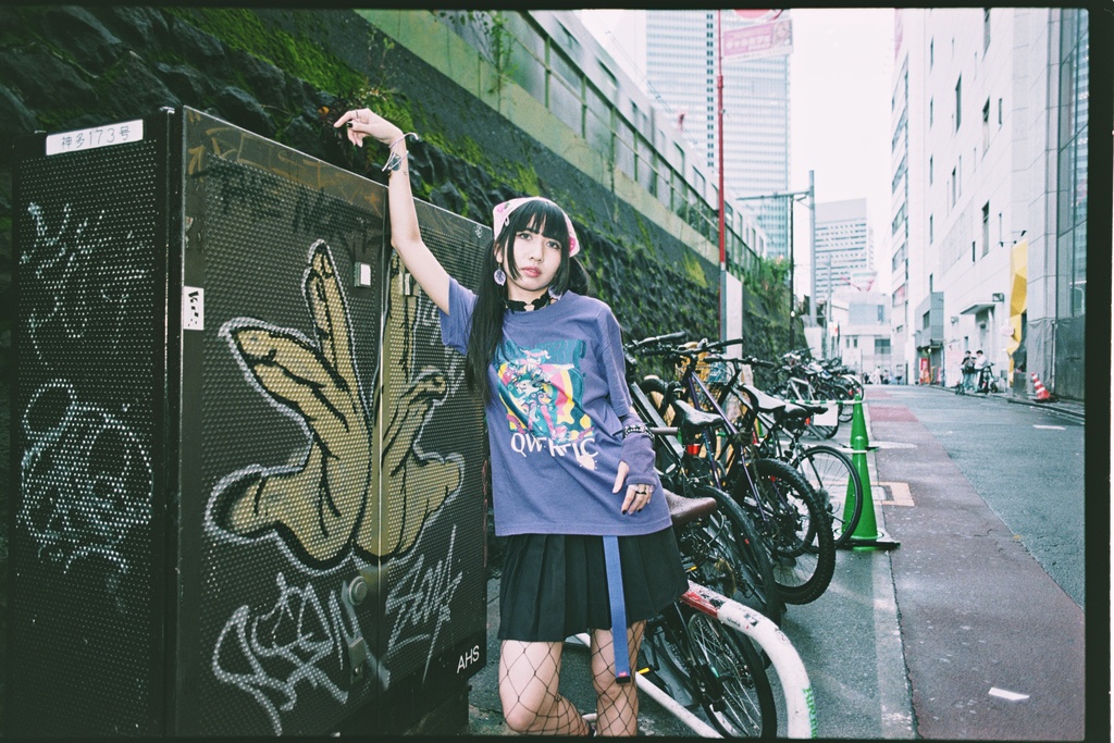 Qwertic Chan T-Shirt: あんころもちこ先生 Purple