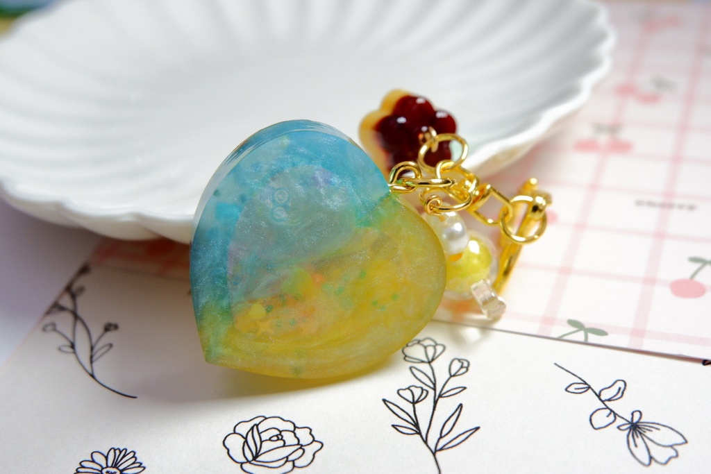 手作りレジンキーホルダー(ハート型)