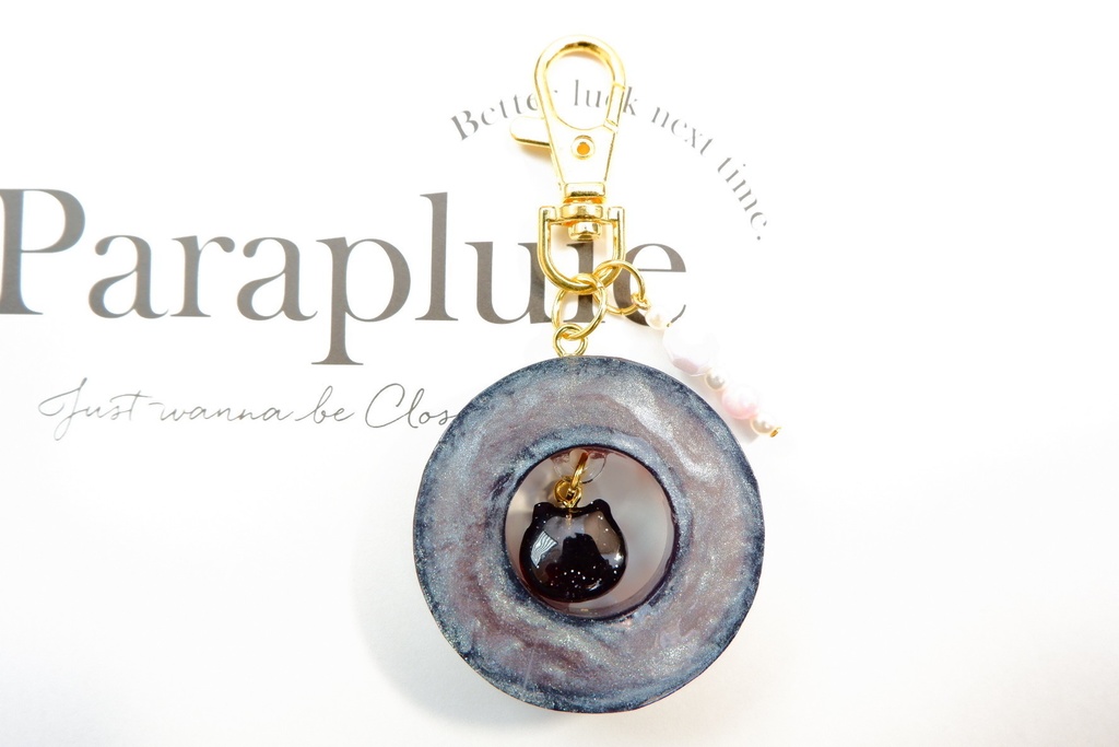 【訳アリ】手作りレジンキーホルダー(丸・黒)