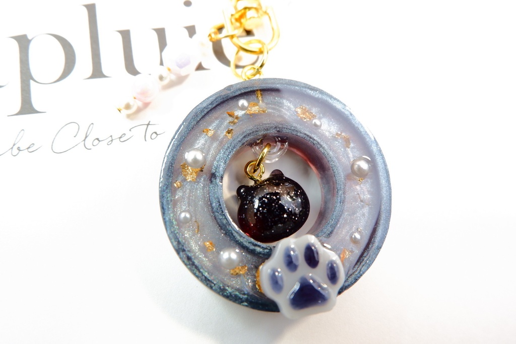 【訳アリ】手作りレジンキーホルダー(丸・黒)