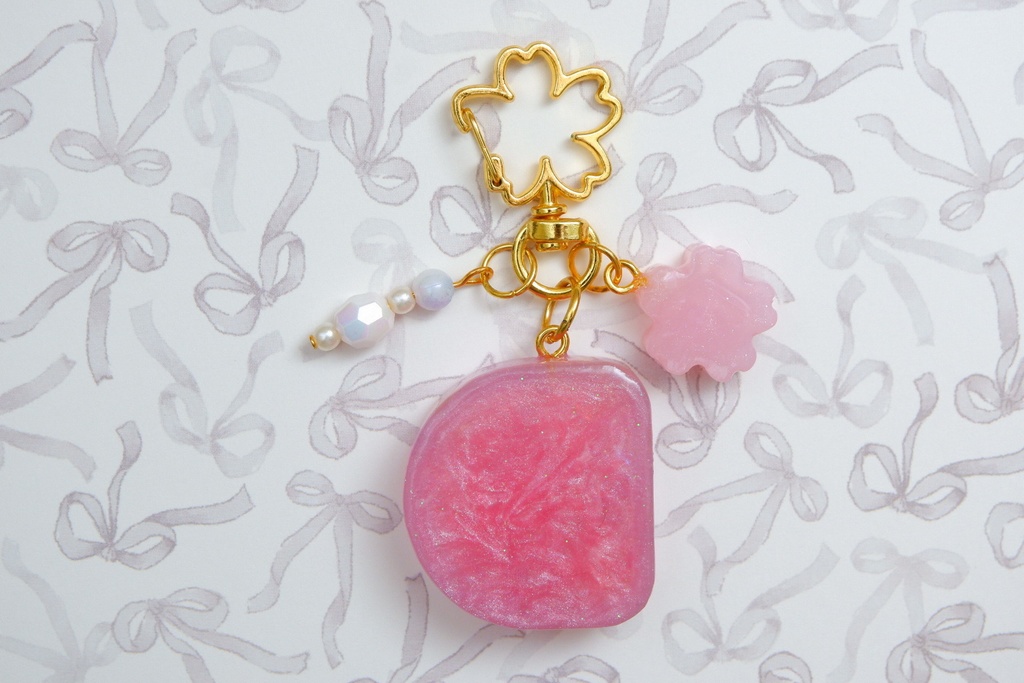 【季節商品】春限定 手作りレジン アルファベットキーホルダー(D・ピンク)