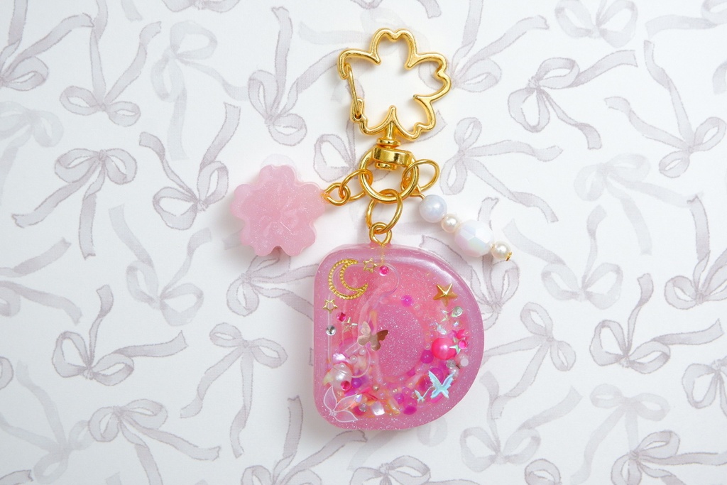 【季節商品】春限定 手作りレジン アルファベットキーホルダー（D・ピンク）