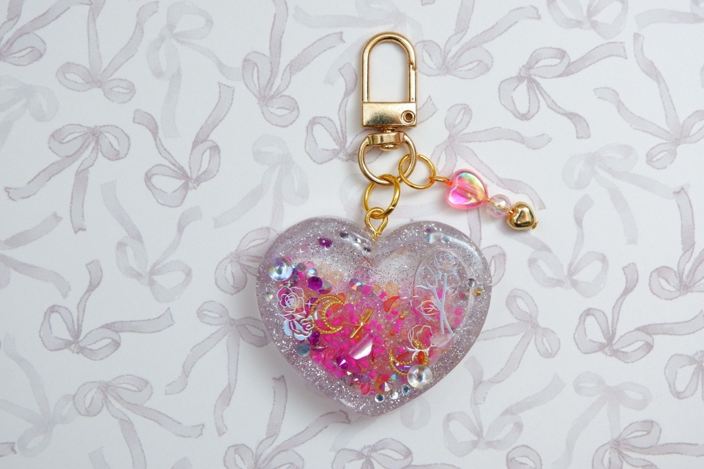 手作りレジンキーホルダー（ハート・銀）