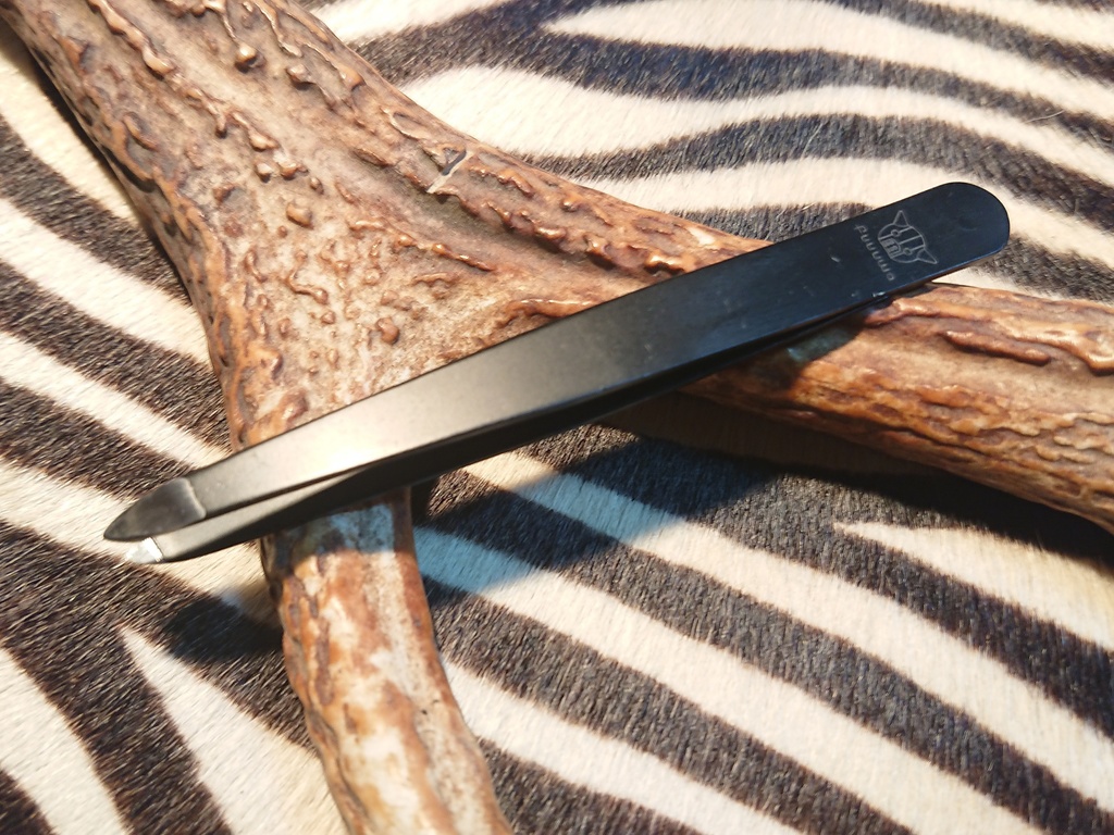 ピンポイントを狙える精密毛抜き(ブラック)