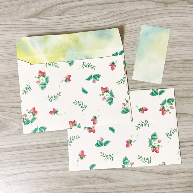 いちごと葉っぱ柄のレターセット