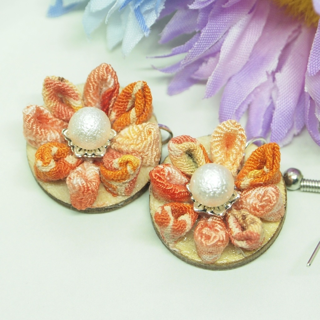 つまみ細工のお花ピアス　K