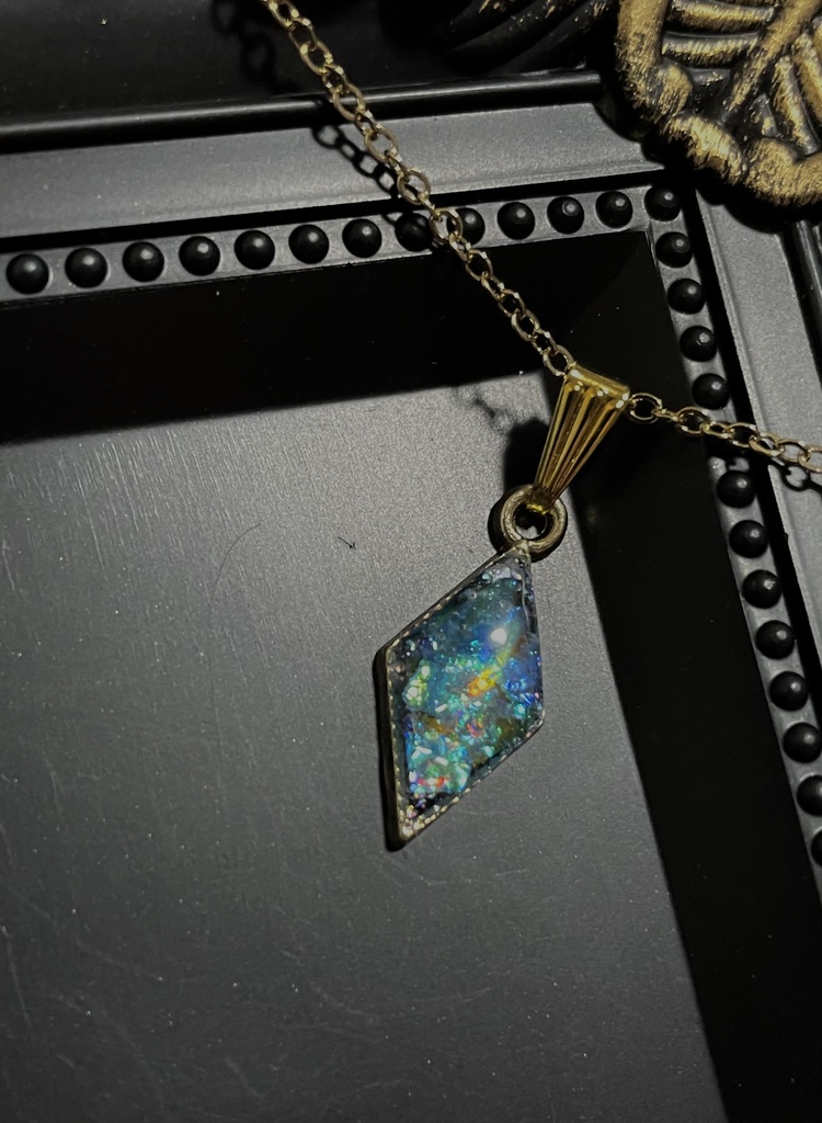 ホタルガラスのようなキラキラひし形ペンダント