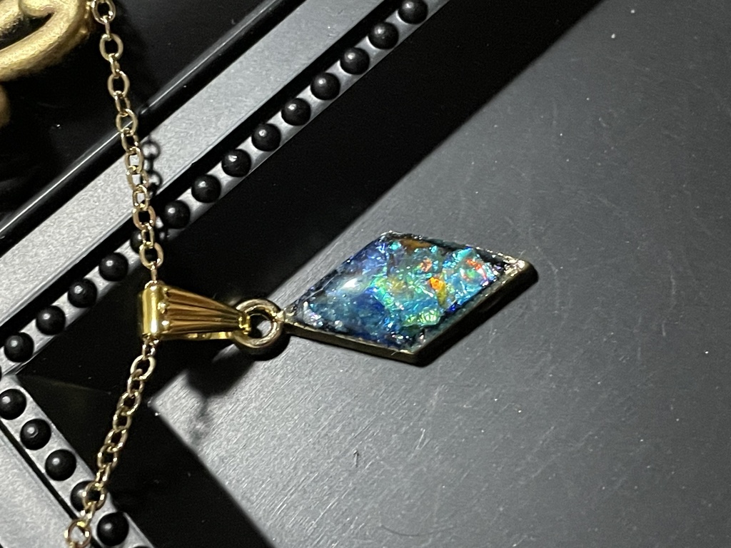 ホタルガラスのようなキラキラひし形ペンダント