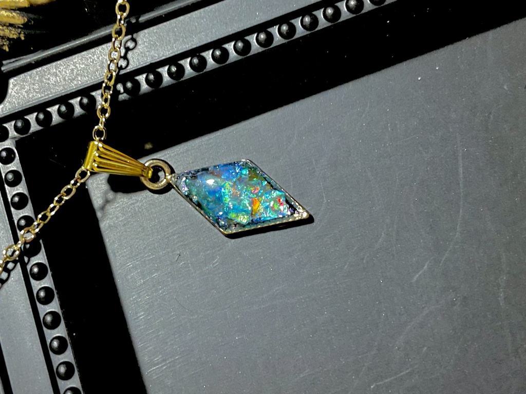 ホタルガラスのようなキラキラひし形ペンダント