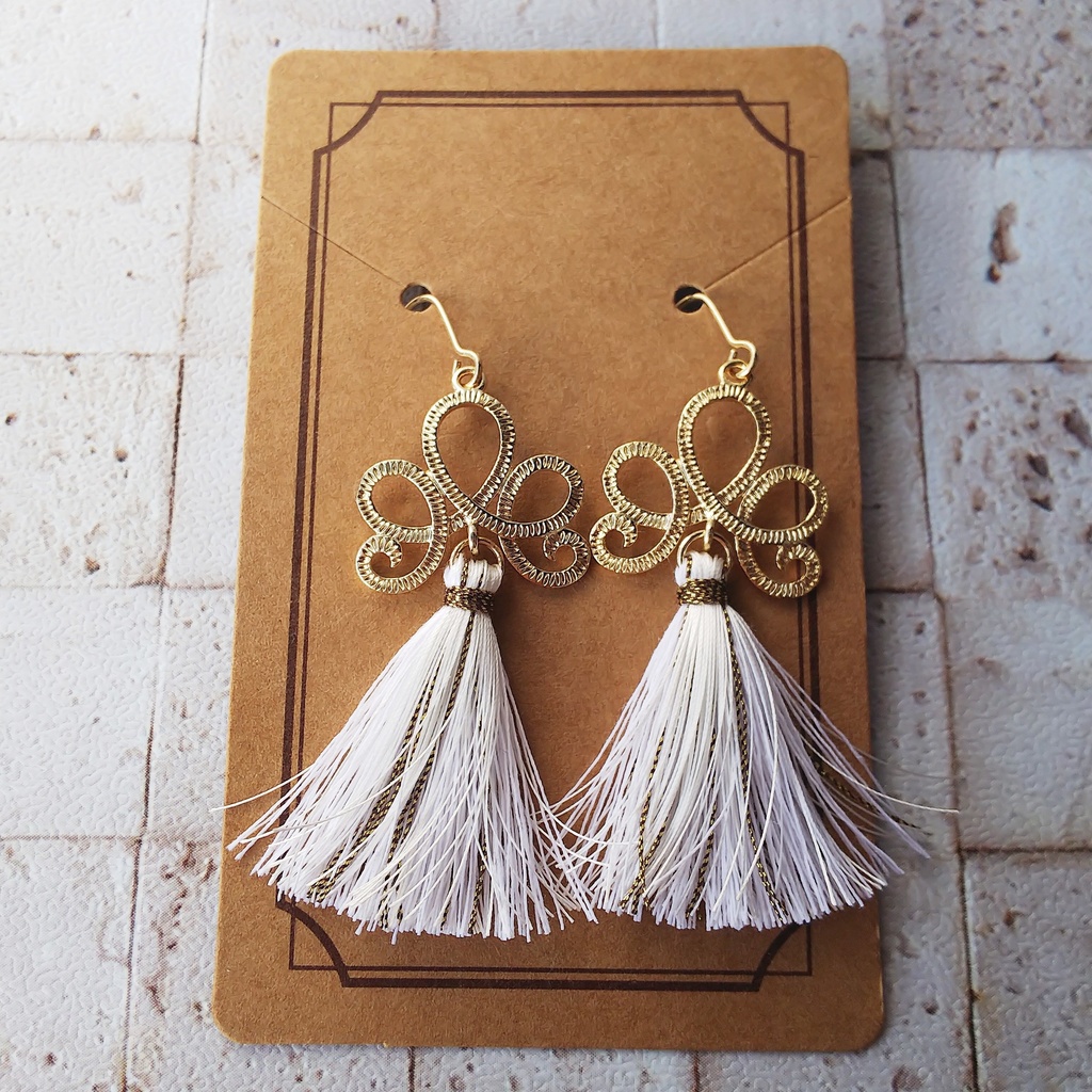 【ver.白】肋骨服タッセルピアス