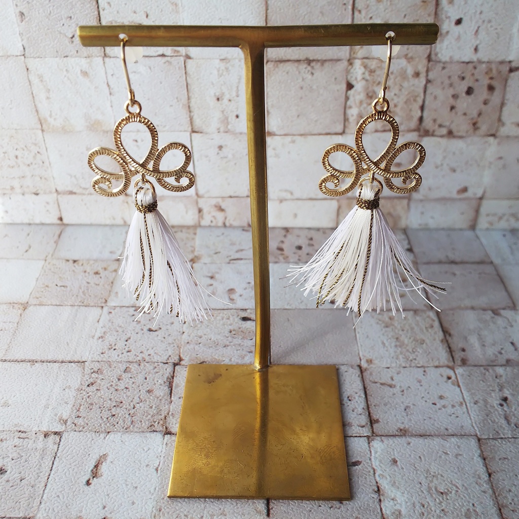 【ver.白】肋骨服タッセルピアス