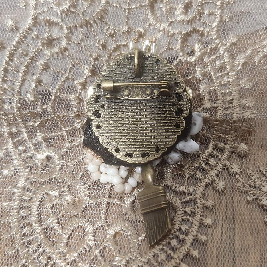 twst 概念ブローチ ハーツラビュル寮