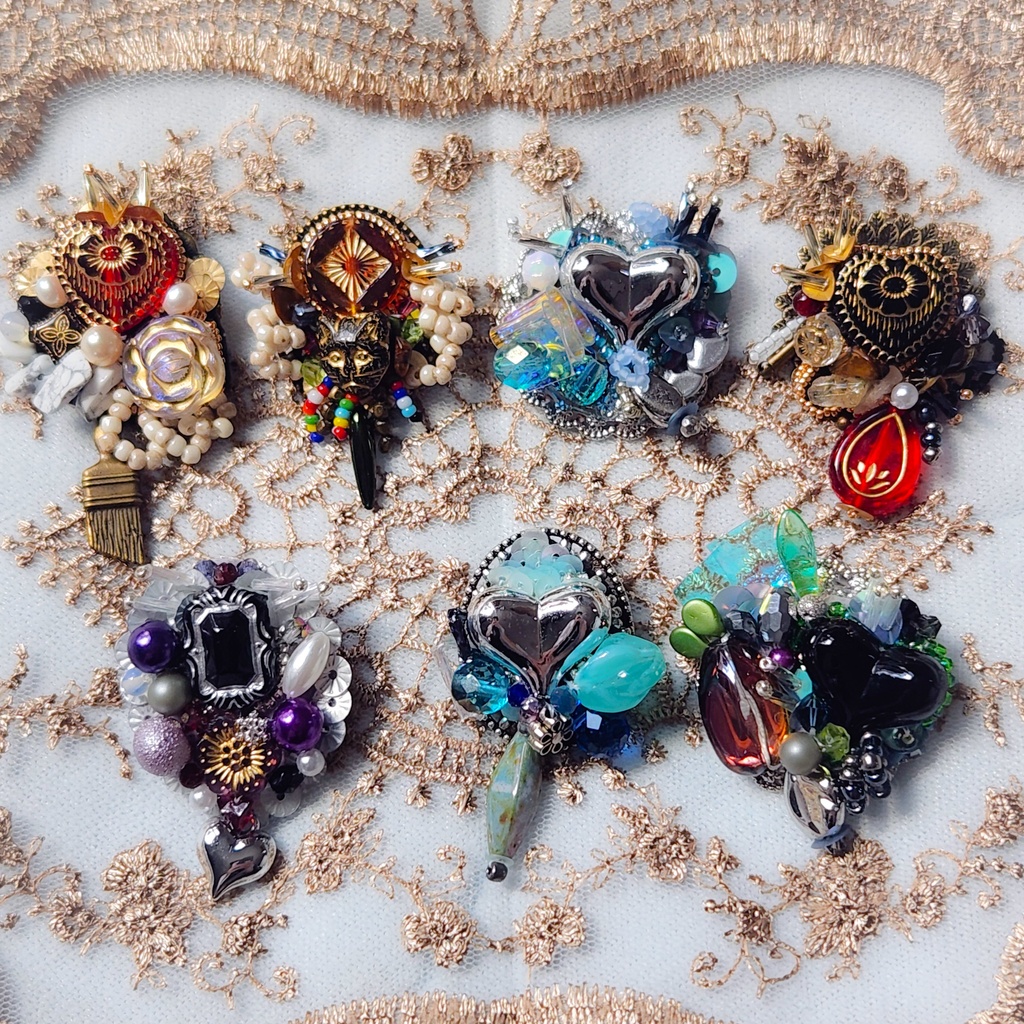 twst 概念ブローチ ハーツラビュル寮