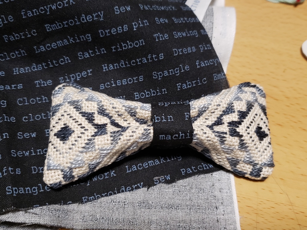 こぎん刺し　蝶ネクタイ　竹の節アレンジ　モノクロ