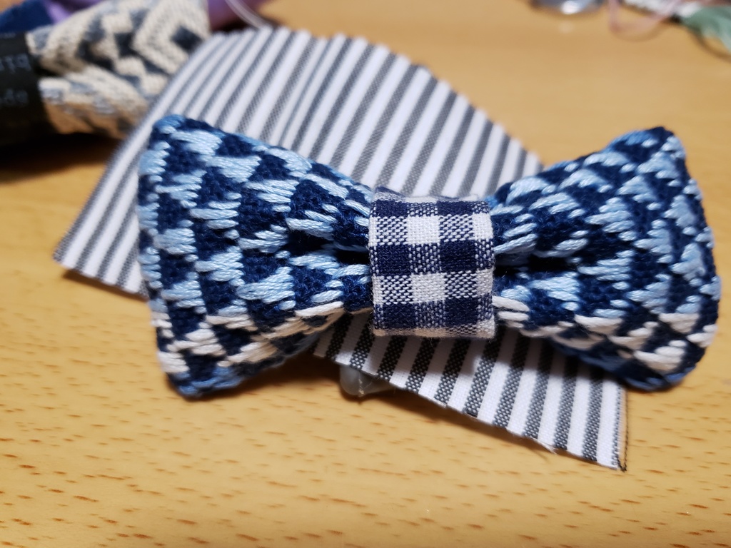 こぎん刺し　蝶ネクタイ　うろこ連続　青系