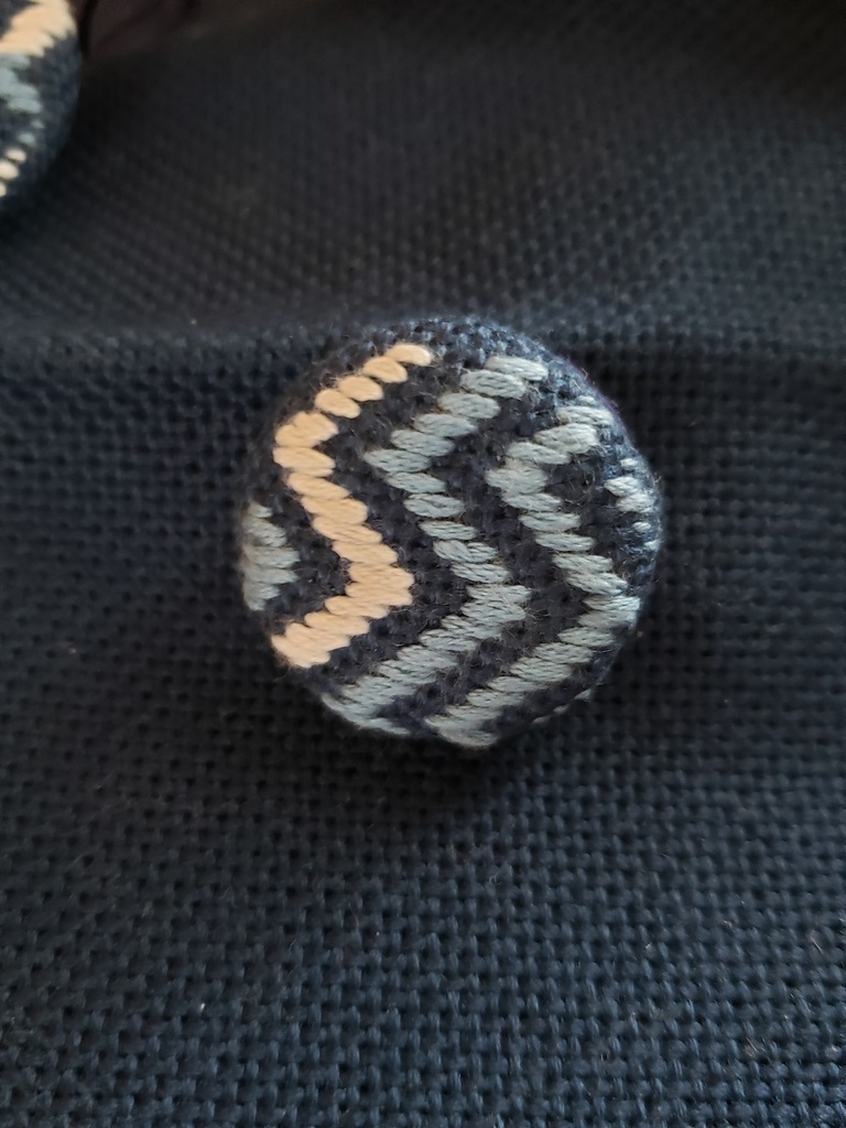 こぎん刺し　ブローチ中　糸柱ランダム流れ　青白