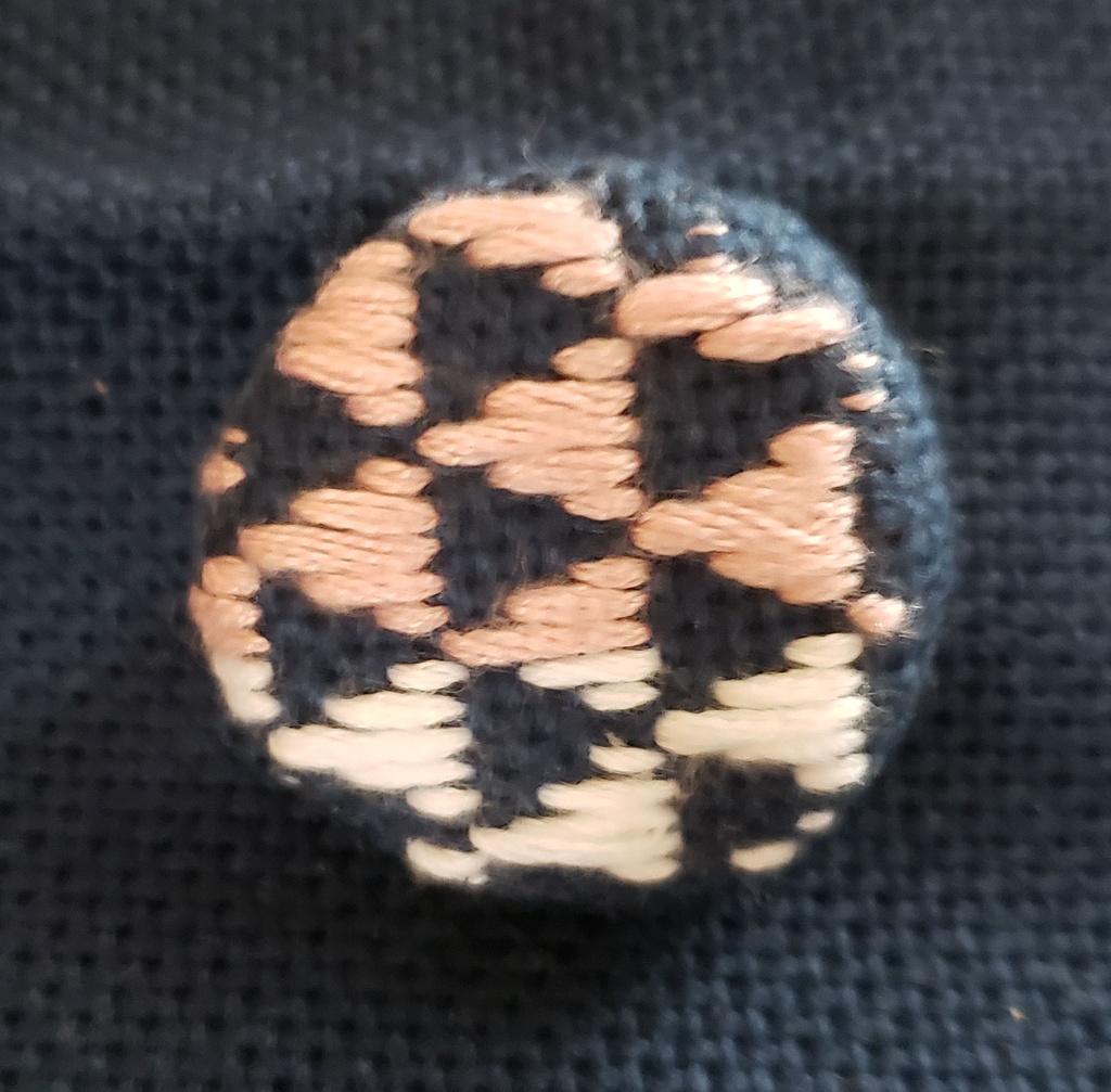 こぎん刺し　ブローチ中　うろこ模様　桜色