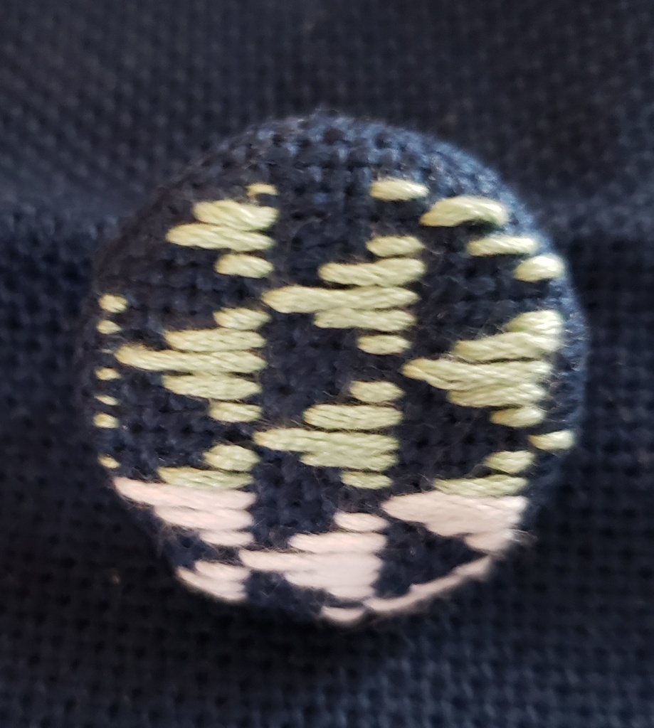 こぎん刺し　ブローチ中　うろこ模様　抹茶ラテ