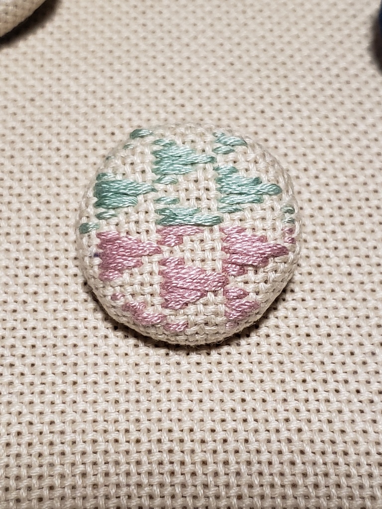 こぎん刺し　くるみボタンブローチ中　うろこ　桜合わせ