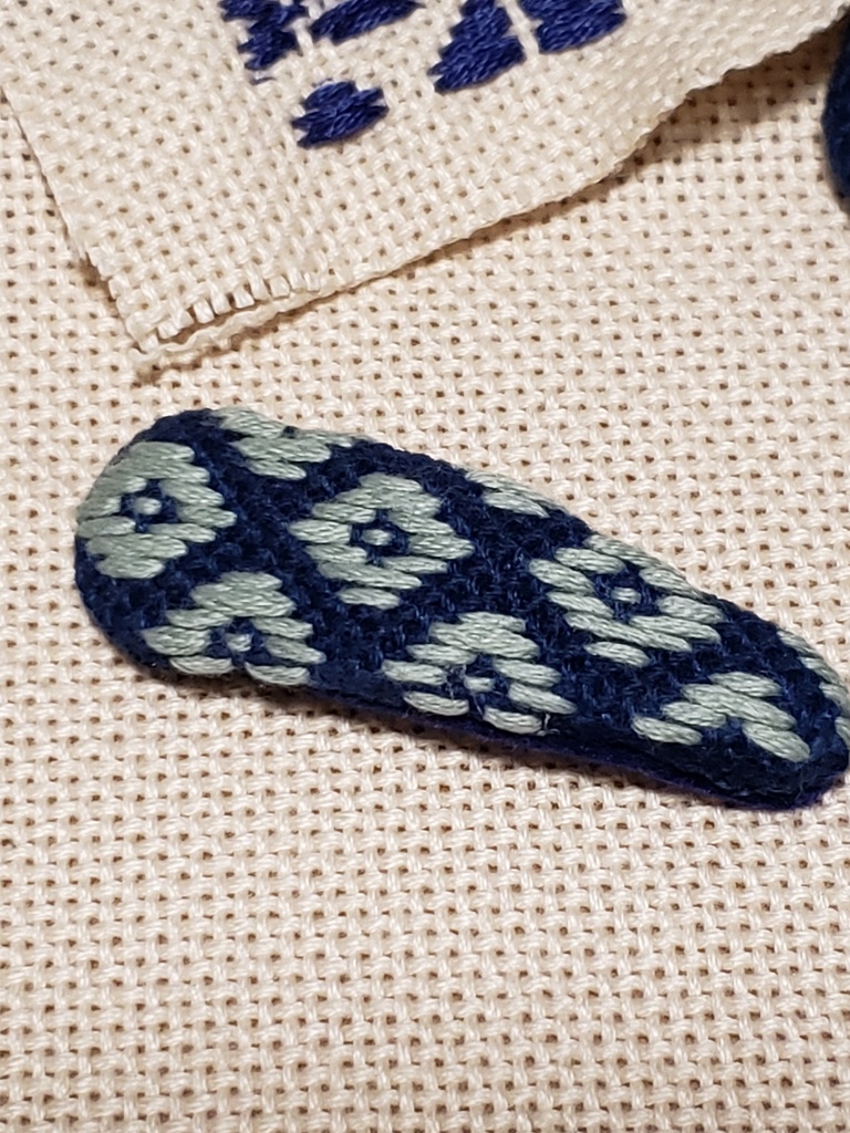 こぎん刺し　くるみパッチンピン小　はなこ　うぐいす(緑)