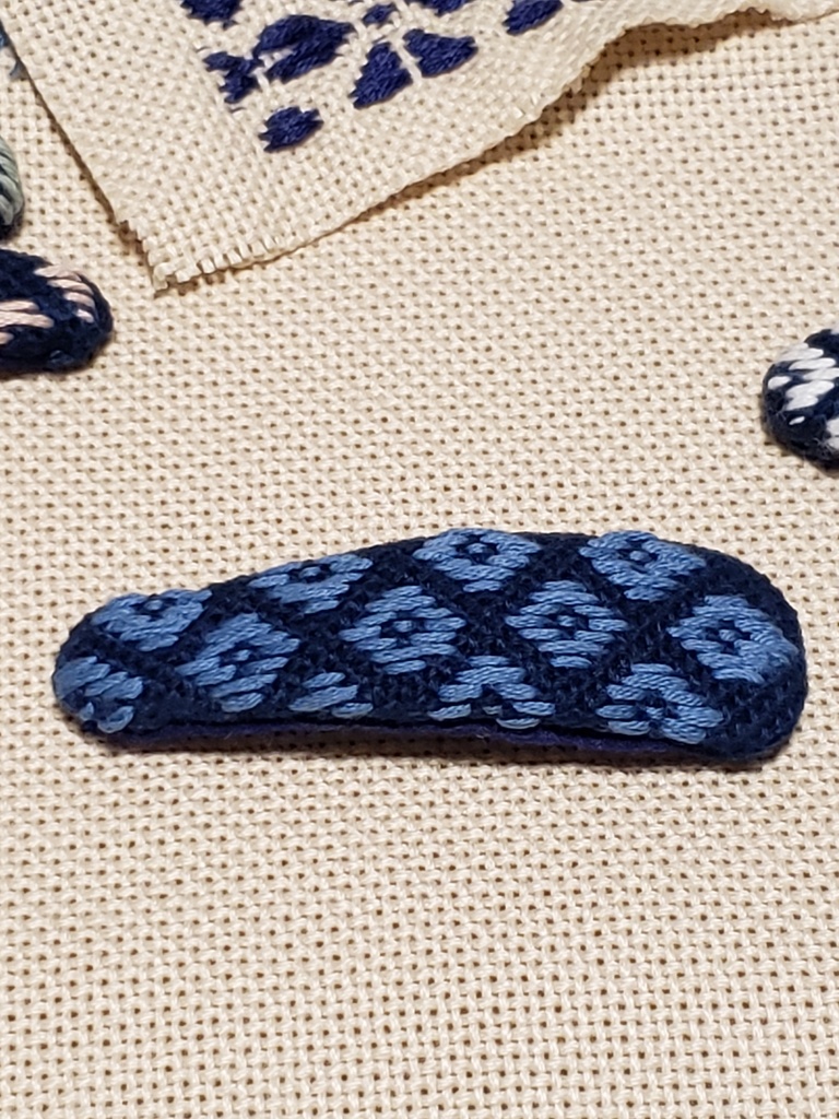 こぎん刺し　くるみパッチンピン大　はなこ　青