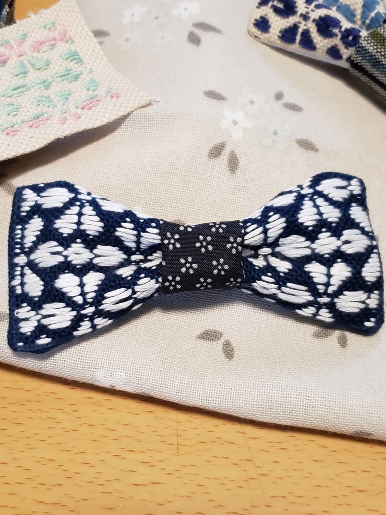 こぎん刺し蝶ネクタイ　オリジナル桜のもどこ　紺地白糸