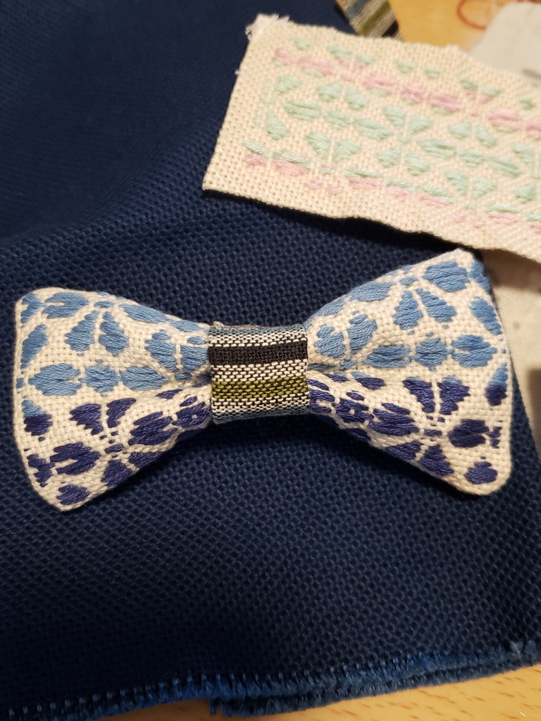 こぎん刺し蝶ネクタイ　オリジナル桜のもどこ　白地青系コントラスト