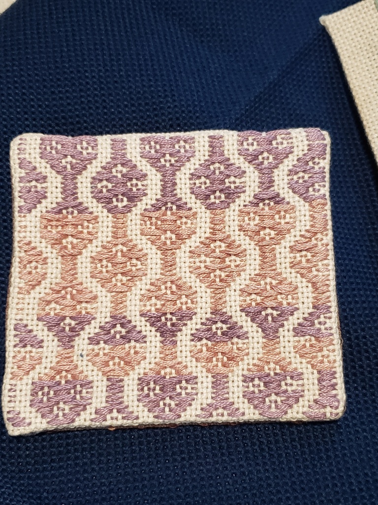 こぎん刺しコースター　結び花の糸柱　桃紫