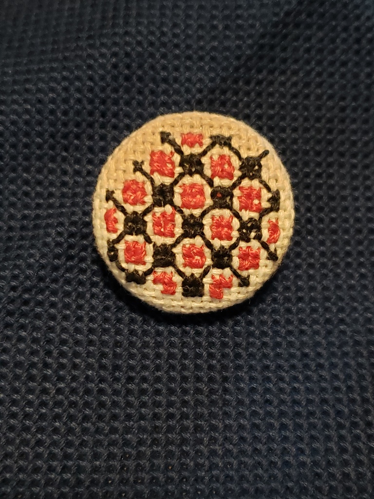 パレスチナ刺繍ブローチ中　ひよこ豆とレーズン　白地赤黒糸