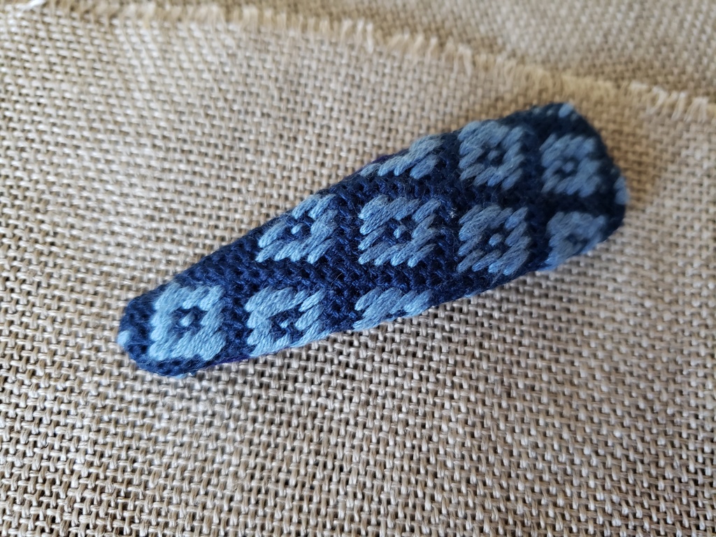 こぎん刺し　くるみパッチンピン大　はなこ　青